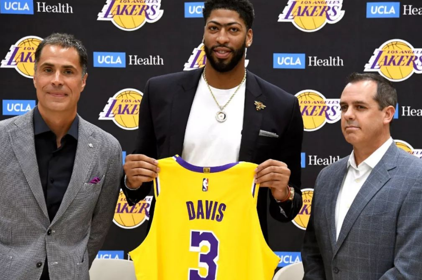  那不勒斯主帅下课，助教暂代帅位  