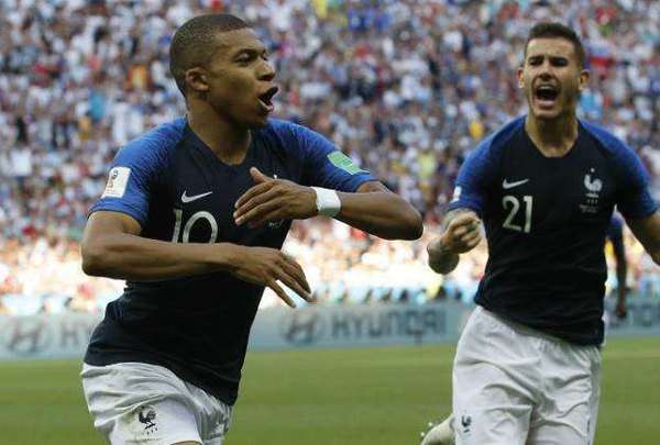  姆巴佩伤愈复出，独中四球助球队狂胜  